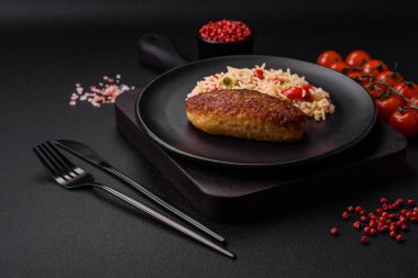 Lezzetli kızarmış pirzola ya da pirinçli, sebzeli, baharatlı ve çimento kaplı et köfteleri.