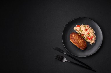 Lezzetli kızarmış pirzola ya da pirinçli, sebzeli, baharatlı ve çimento kaplı et köfteleri.