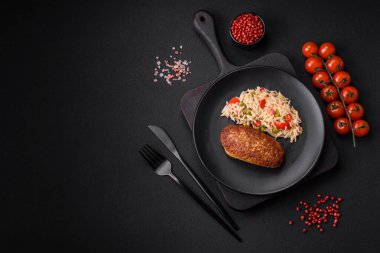 Lezzetli kızarmış pirzola ya da pirinçli, sebzeli, baharatlı ve çimento kaplı et köfteleri.