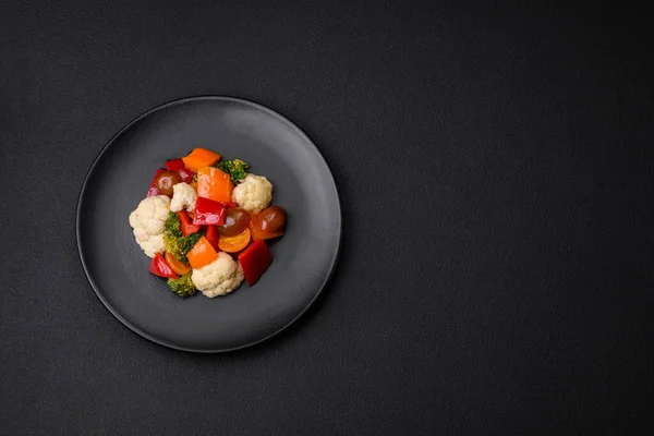 Ízletes Saláta Friss Cseresznye Paradicsomból Édes Paprikából Brokkoliból Karfiolból Sóval — Stock Fotó