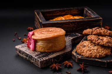 Yuvarlak poğaçalı kruvasan ahududu dolgulu ya da koyu beton arka planda New York rulosu