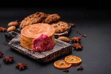 Yuvarlak poğaçalı kruvasan ahududu dolgulu ya da koyu beton arka planda New York rulosu