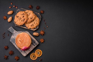 Yuvarlak poğaçalı kruvasan ahududu dolgulu ya da koyu beton arka planda New York rulosu