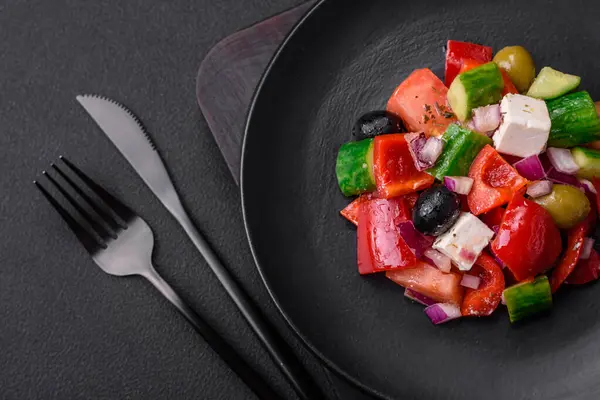 Ensalada Griega Deliciosa Fresca Con Queso Feta Aceitunas Tomates Pepinos —  Fotos de Stock