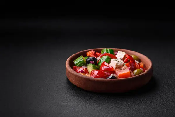 Ensalada Griega Deliciosa Fresca Con Queso Feta Aceitunas Tomates Pepinos — Foto de Stock