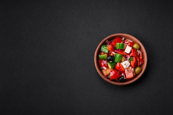 色泽鲜嫩的希腊沙拉 带有奶酪 西红柿和黄瓜 背景为深色混凝土 — 图库照片