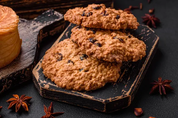 Läckra Bakade Havregryn Russin Cookies Mörk Betong Bakgrund Sötsaker Till — Stockfoto