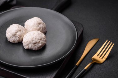 Lezzetli sağlıklı buğulanmış tavuk pirzolası ya da kıymalı köfte. Diyet yemek.