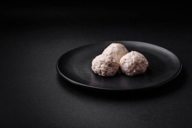 Lezzetli sağlıklı buğulanmış tavuk pirzolası ya da kıymalı köfte. Diyet yemek.