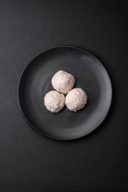 Lezzetli sağlıklı buğulanmış tavuk pirzolası ya da kıymalı köfte. Diyet yemek.