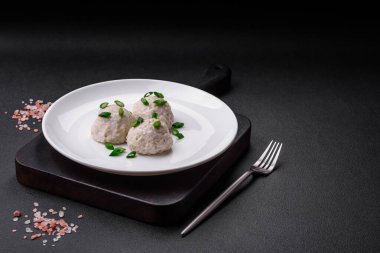 Lezzetli sağlıklı buğulanmış tavuk pirzolası ya da kıymalı köfte. Diyet yemek.