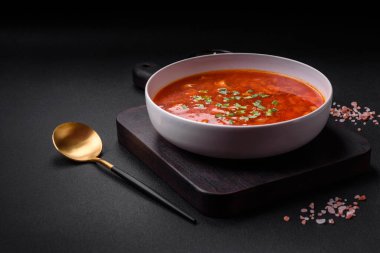 Pancar, havuç ve lahana ile nefis taze Ukrayna çorbası. Vejetaryen yemeği.