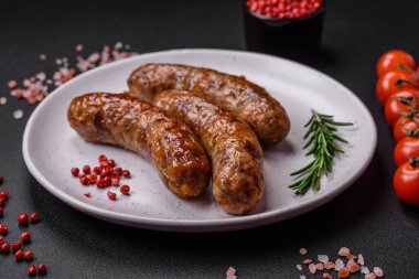 Tuzlu, baharatlı ve çimento kaplı lezzetli ızgara sosisler.