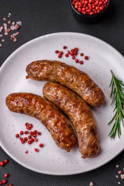 Tuzlu, baharatlı ve çimento kaplı lezzetli ızgara sosisler.