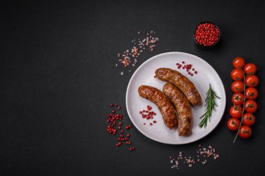 Tuzlu, baharatlı ve çimento kaplı lezzetli ızgara sosisler.