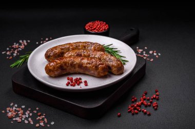 Tuzlu, baharatlı ve çimento kaplı lezzetli ızgara sosisler.