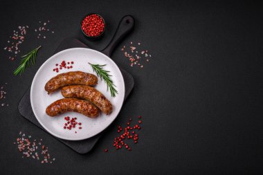 Tuzlu, baharatlı ve çimento kaplı lezzetli ızgara sosisler.