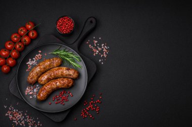 Tuzlu, baharatlı ve çimento kaplı lezzetli ızgara sosisler.