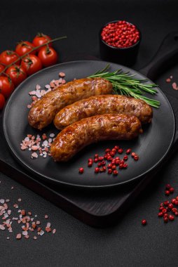 Tuzlu, baharatlı ve çimento kaplı lezzetli ızgara sosisler.