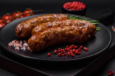 Tuzlu, baharatlı ve çimento kaplı lezzetli ızgara sosisler.