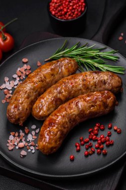 Tuzlu, baharatlı ve çimento kaplı lezzetli ızgara sosisler.