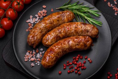 Tuzlu, baharatlı ve çimento kaplı lezzetli ızgara sosisler.