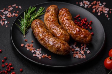 Tuzlu, baharatlı ve çimento kaplı lezzetli ızgara sosisler.