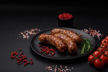 Tuzlu, baharatlı ve çimento kaplı lezzetli ızgara sosisler.