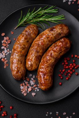 Tuzlu, baharatlı ve çimento kaplı lezzetli ızgara sosisler.