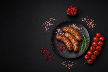 Tuzlu, baharatlı ve çimento kaplı lezzetli ızgara sosisler.