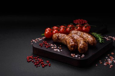 Tuzlu, baharatlı ve çimento kaplı lezzetli ızgara sosisler.