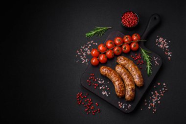 Tuzlu, baharatlı ve çimento kaplı lezzetli ızgara sosisler.