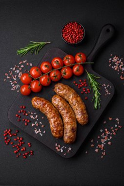 Tuzlu, baharatlı ve çimento kaplı lezzetli ızgara sosisler.