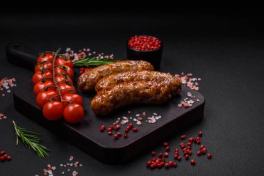 Tuzlu, baharatlı ve çimento kaplı lezzetli ızgara sosisler.