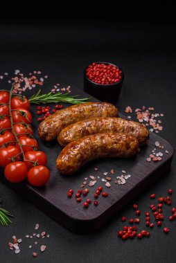 Tuzlu, baharatlı ve çimento kaplı lezzetli ızgara sosisler.