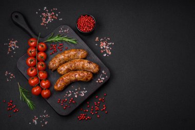 Tuzlu, baharatlı ve çimento kaplı lezzetli ızgara sosisler.