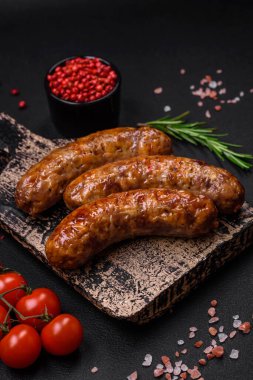 Tuzlu, baharatlı ve çimento kaplı lezzetli ızgara sosisler.