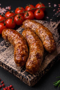 Tuzlu, baharatlı ve çimento kaplı lezzetli ızgara sosisler.