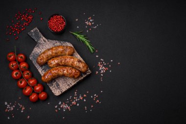 Tuzlu, baharatlı ve çimento kaplı lezzetli ızgara sosisler.