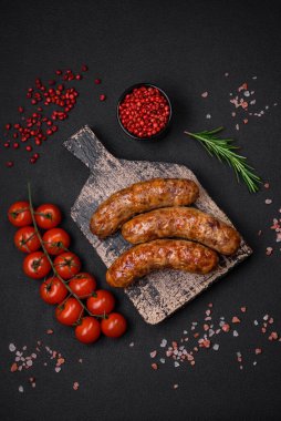 Tuzlu, baharatlı ve çimento kaplı lezzetli ızgara sosisler.