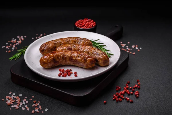 Tuzlu, baharatlı ve çimento kaplı lezzetli ızgara sosisler.