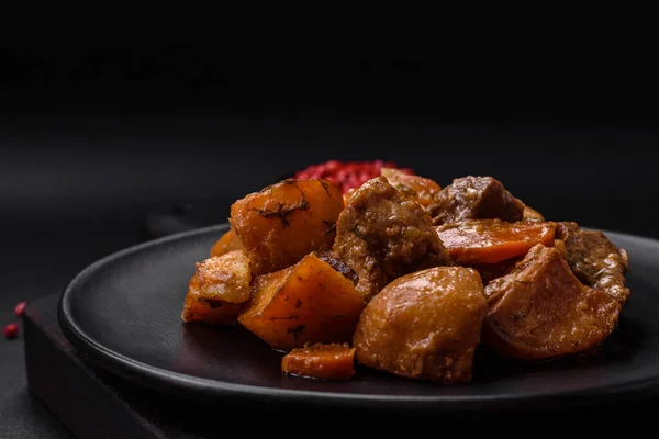 用猪肉或牛肉和土豆 胡萝卜 香料和香草在黑暗的混凝土背景下烹调的美味新鲜炖肉 — 图库照片