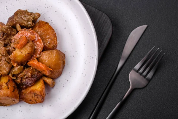 Νόστιμο Φρέσκο Μαγειρεμένο Στιφάδο Χοιρινό Κρέας Μοσχάρι Πατάτες Καρότα Μπαχαρικά — Φωτογραφία Αρχείου