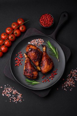 Lezzetli ızgara tavuk bacağı. Baharatlı ve otlu teriyaki soslu. Koyu beton arka planda.