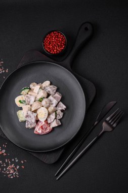 Kaynamış sığır dili, bıldırcın yumurtası, domates ve salatalıklı lezzetli bir salata.