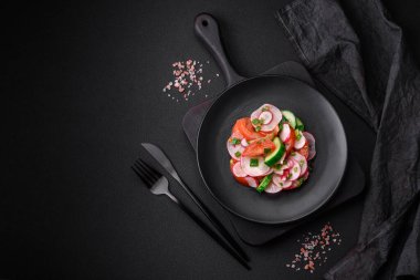 Taze domates, salatalık ve turptan oluşan lezzetli bir vejetaryen salatası.