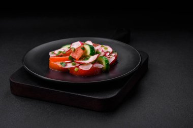 Taze domates, salatalık ve turptan oluşan lezzetli bir vejetaryen salatası.