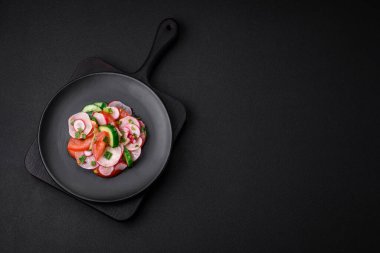 Taze domates, salatalık ve turptan oluşan lezzetli bir vejetaryen salatası.