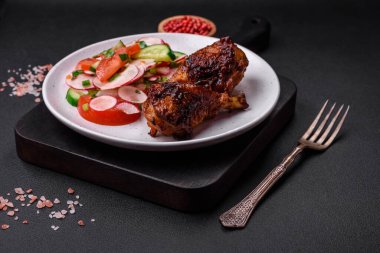 Izgara tavuk budu, domates salatası, turp ve salatalıktan oluşan lezzetli besleyici bir yemek.