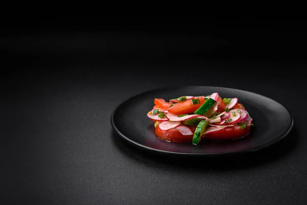 トマト キュウリ 大根の新鮮な野菜のおいしいビーガンサラダに塩とスパイスをダークコンクリートの背景に — ストック写真
